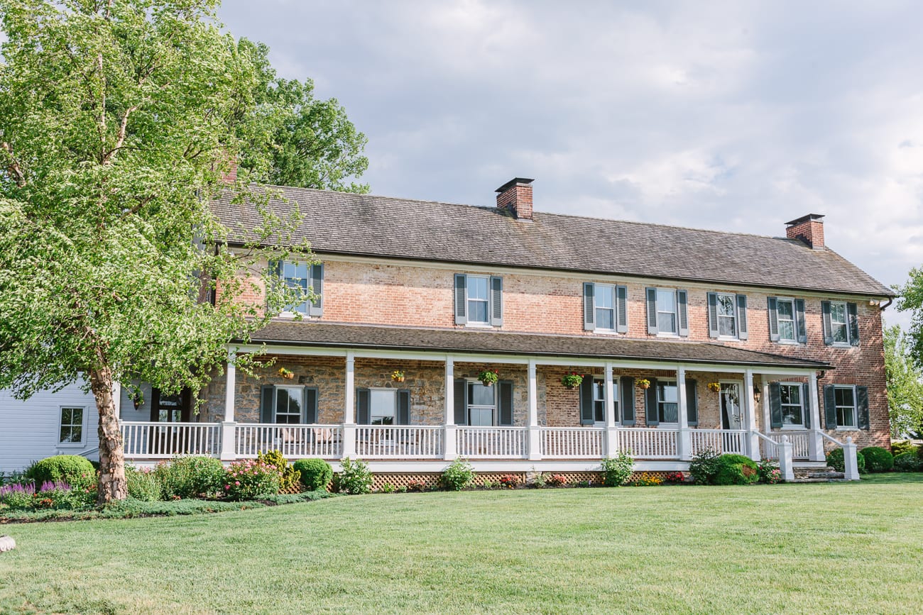 Walker's Overlook- Frederick, Maryland Wedding | Lauren Myers Photography #YellowGrayWedding