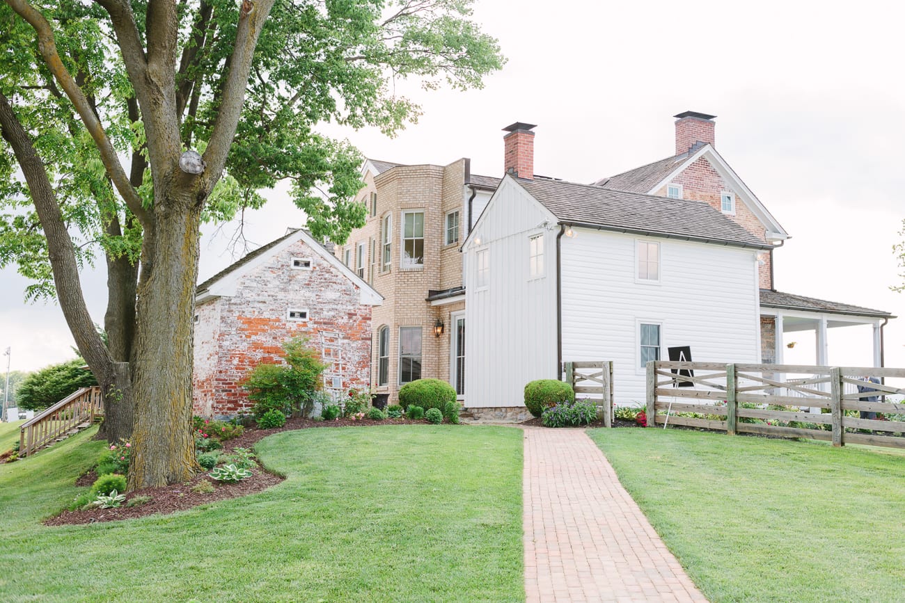 Walker's Overlook- Frederick, Maryland Wedding | Lauren Myers Photography #YellowGrayWedding