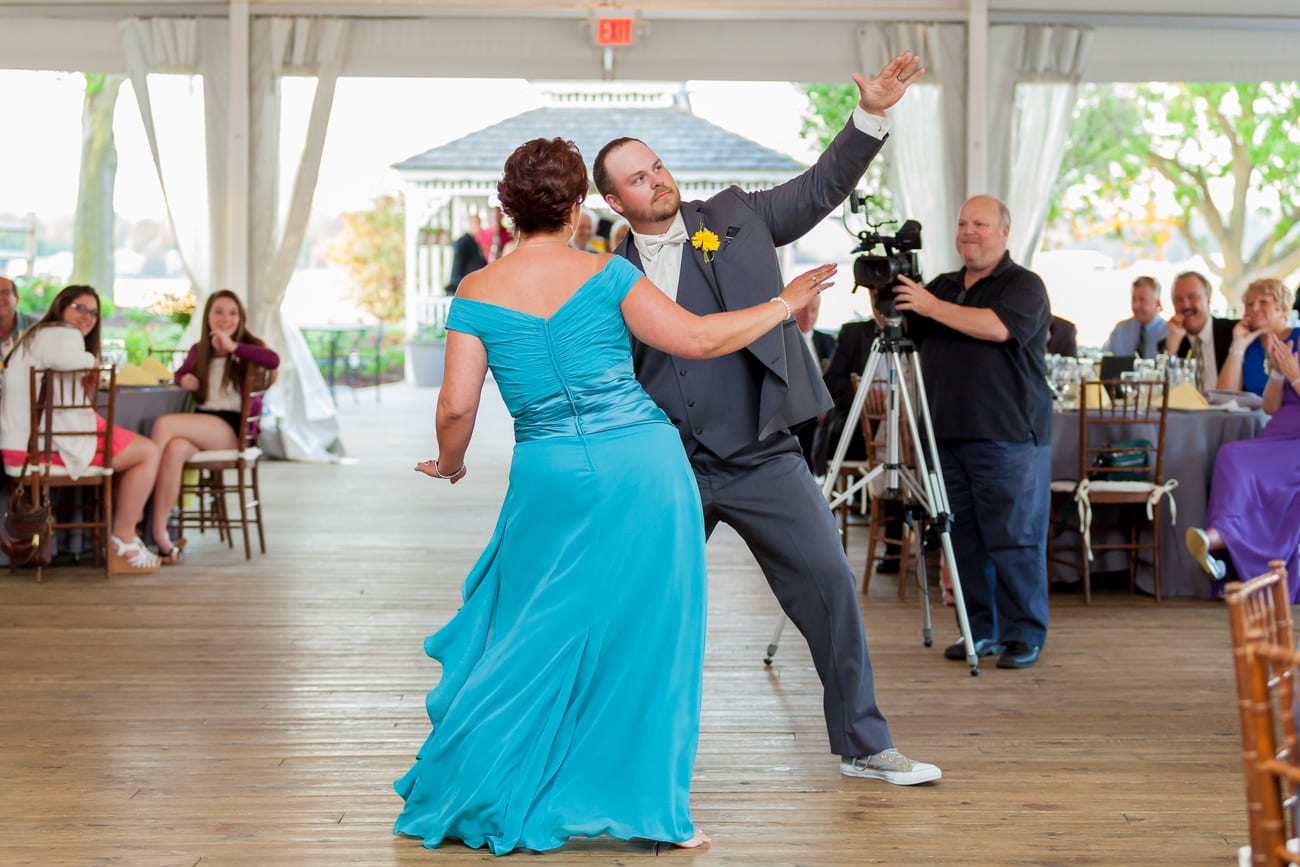 Walker's Overlook- Frederick, Maryland Wedding | Lauren Myers Photography #YellowGrayWedding