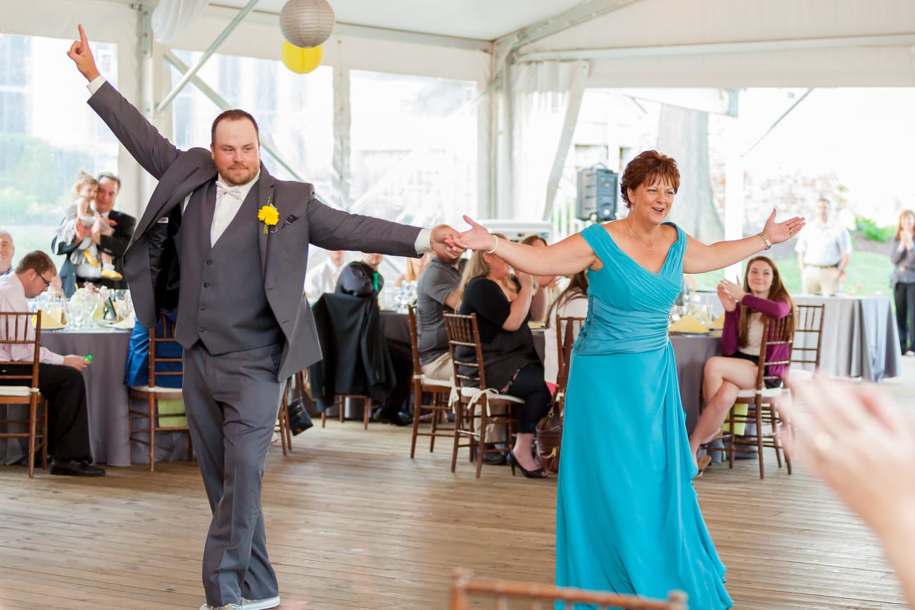 Walker's Overlook- Frederick, Maryland Wedding | Lauren Myers Photography #YellowGrayWedding
