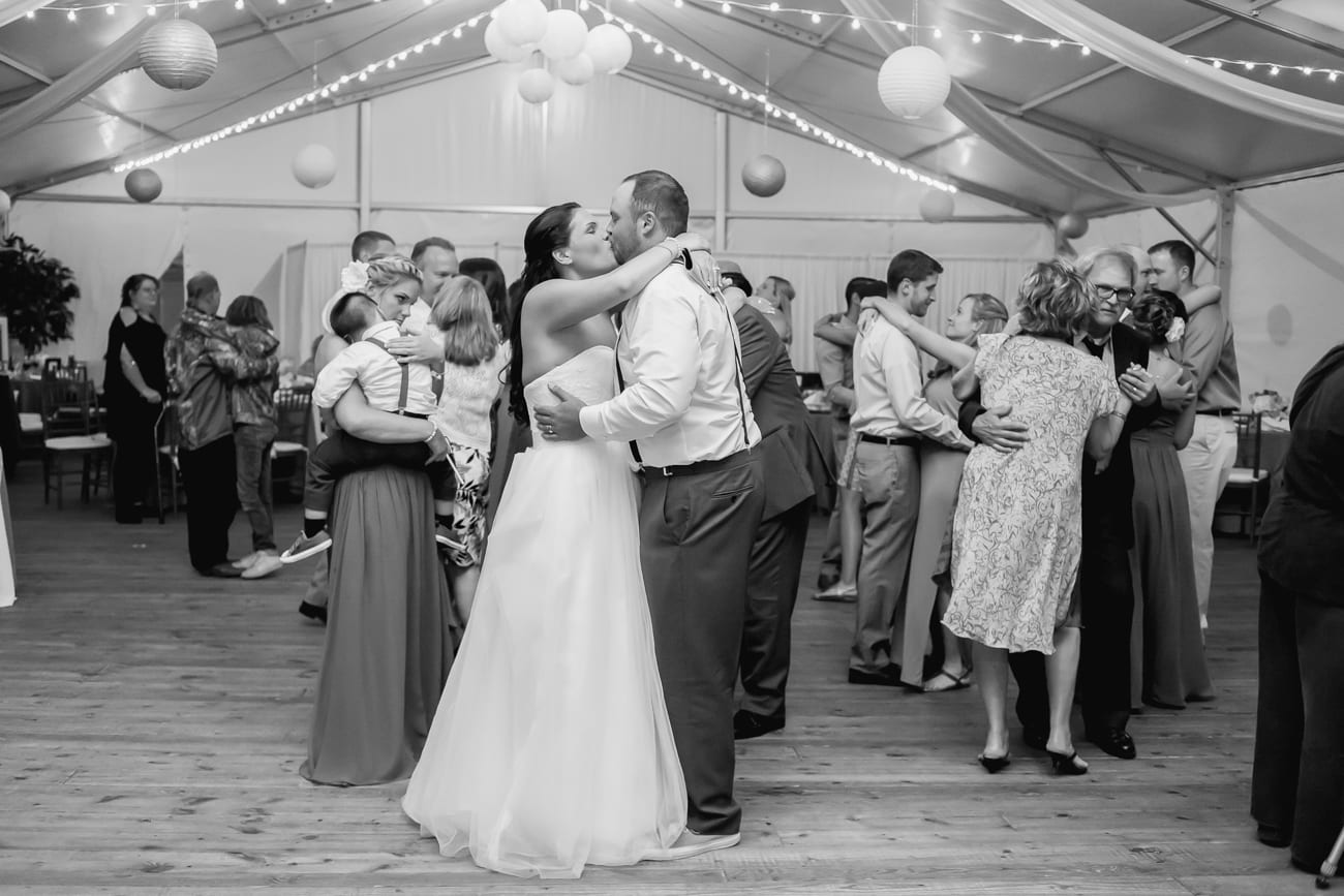 Walker's Overlook- Frederick, Maryland Wedding | Lauren Myers Photography #YellowGrayWedding